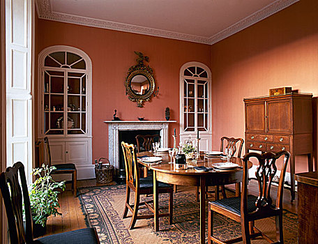 传统,餐厅,赤陶,彩色,墙壁,木头,柜子,椭圆,餐桌,椅子,拱形,壁炉
