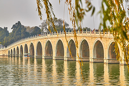 北京颐和园秋天的十七孔桥