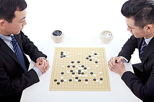 两个商务男士下围棋