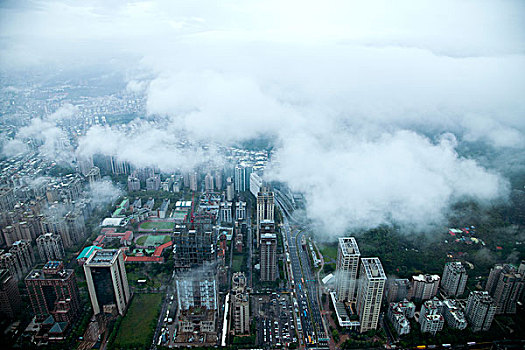 台湾台北市137大厦上眺望云雾中的台北市景