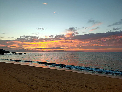 三亚三面佛旁的野沙滩的日出