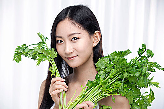 亞洲女孩與綠色蔬菜