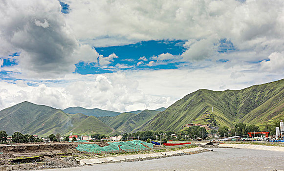 峡谷中的绿水青山