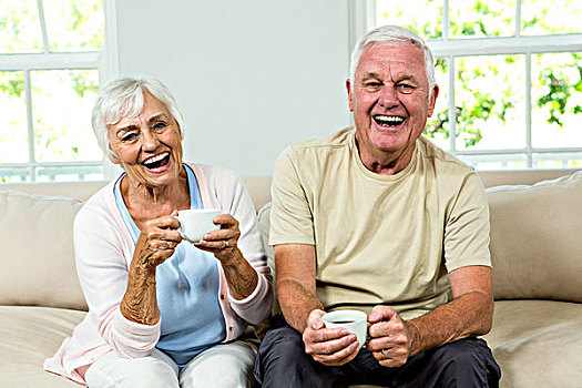 头像,高兴,老年,夫妻,拿着,咖啡杯,坐,沙发,在家
