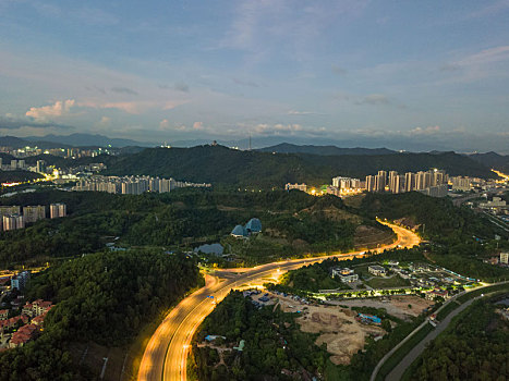 清晨时分的广东惠州市区三环西路航拍风光