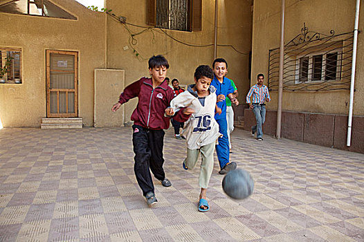 孩子,中心,街道,居民区,开罗,玩,足球,参加,娱乐活动,运输