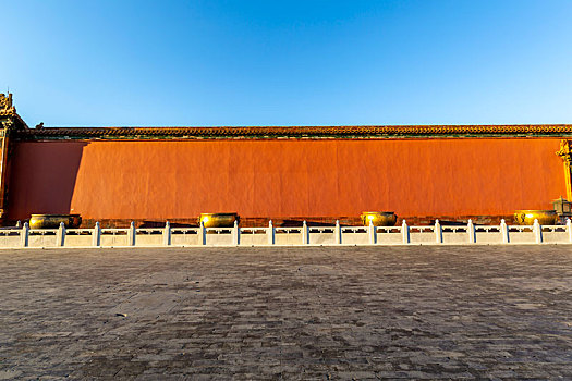 北京故宫的蓝天,红墙,鎏金铜缸与青砖墁地融为一体