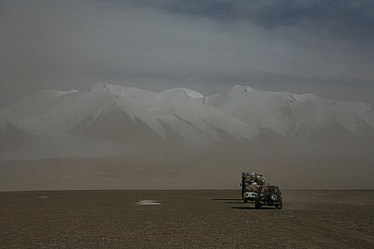 青海,可可西里,沙尘暴中的布格达坂峰