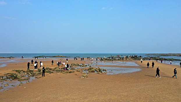 航拍赶海胜地太公岛,游客赶海拾贝乐在其中