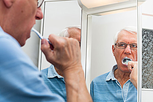 老人,镜子,刷,牙齿