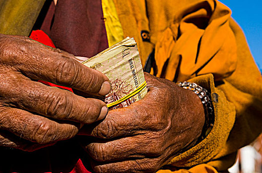 僧侣,拿着,钱,不丹