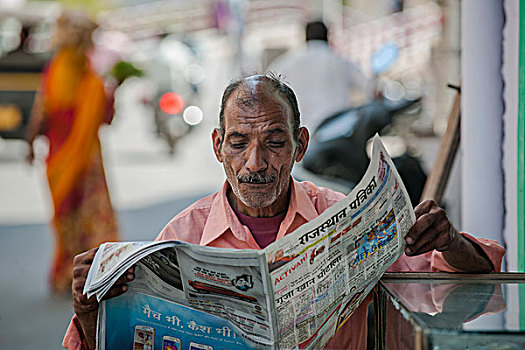 男人,读报纸,乌代浦尔,拉贾斯坦邦,印度,亚洲