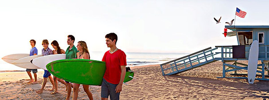 冲浪,青少年,男孩,女孩,走,加利福尼亚,海滩,圣莫尼卡