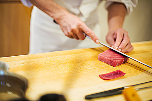 厨师,工作,小,商用厨房,切片,鱼肉,大,刀,制作,寿司