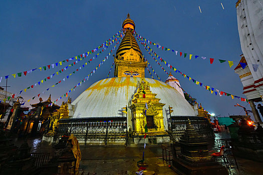 尼泊尔斯瓦扬布纳寺夜景