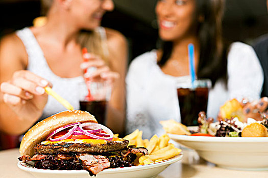 两个女人,一个,美国黑人,吃饭,汉堡包,喝,苏打,快餐,聚焦