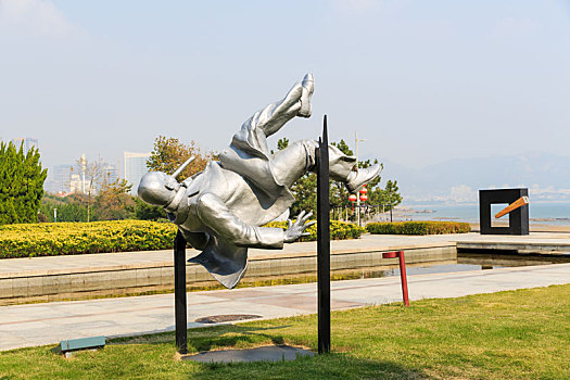 中国山东省青岛雕塑园内悬念大师雕塑