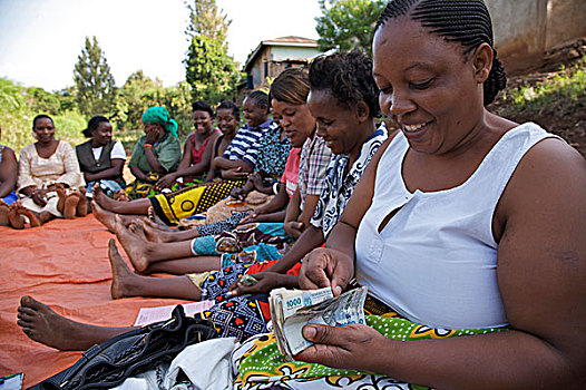 收集,会面,女人,钱,上方,信用卡,乡村,区域,乞力马扎罗山,坦桑尼亚,十二月,2008年