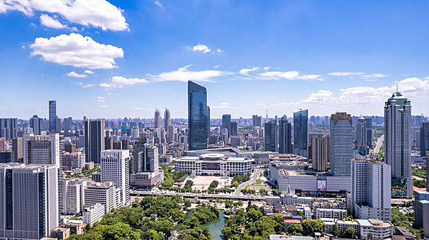 中国湖北武汉市中心的中山公园与周边高楼