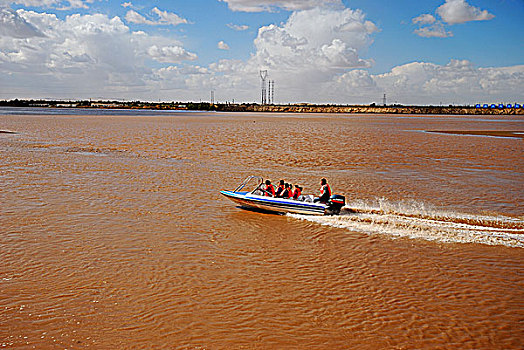 黄河上的旅游快艇