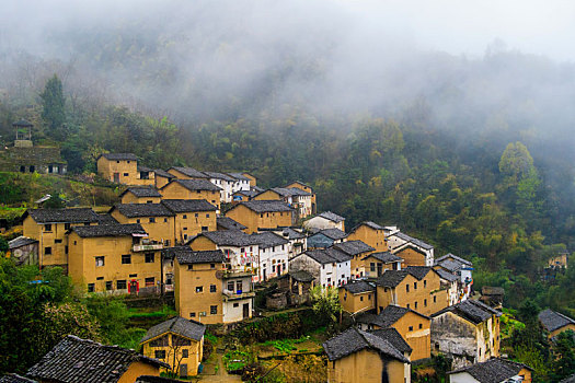 风雨中的阳产土楼群