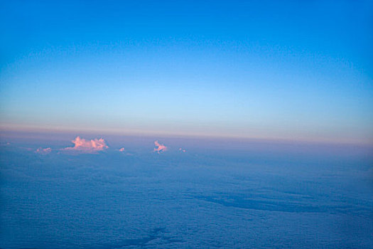 飞机飞越万米高空上的云层