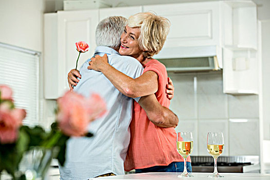 微笑,老年,女人,搂抱,男人,玫瑰,站立,厨房