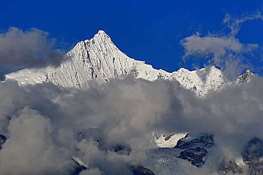 星夜中的梅里雪山