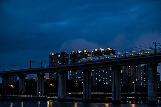 中国长春伊通河高架桥高铁夜晚景观