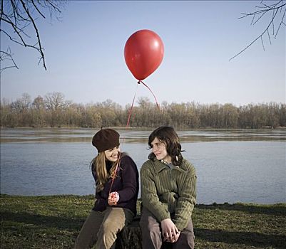 男孩,女孩,10-12岁,拿着,气球,坐,河,微笑