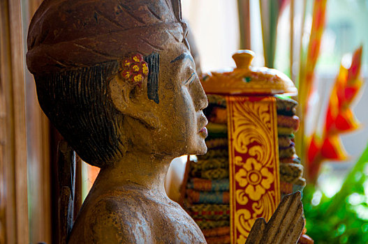 印尼峇里岛传统工艺雕像木雕与石雕