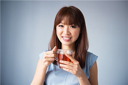 亚洲女性,喝,茶杯