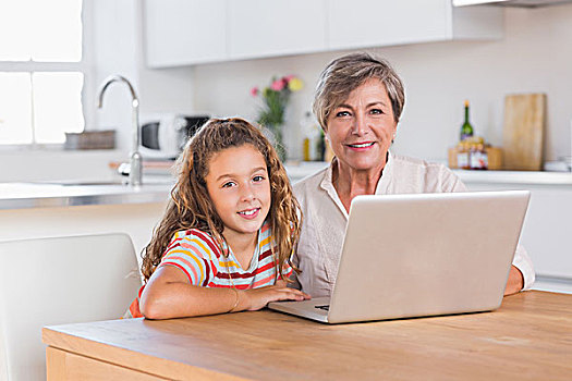 孩子,奶奶,看镜头,笔记本电脑,厨房