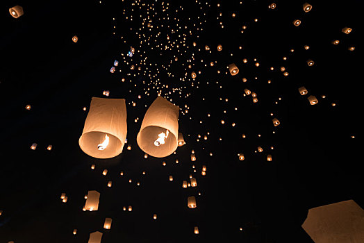 泰国清迈水灯节节日庆典与人群和天空中放飞的孔明灯