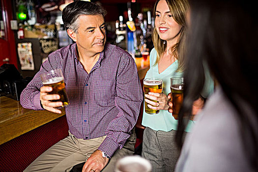 魅力,同事,交谈,喝,啤酒,酒吧