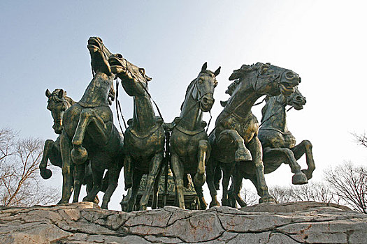 秦皇岛旅游马雕塑求仙入海处