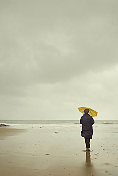 后视图,女人,走,海滩,拿着,黄色,伞