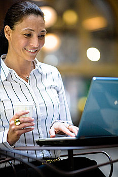 成熟,职业女性,工作,笔记本电脑,拿着,外卖,咖啡