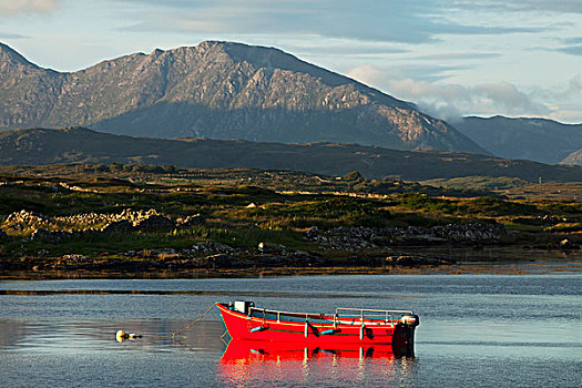 红色,船,停泊,平和,湖,山,背景,靠近,戈尔韦郡,爱尔兰