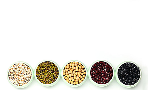 黄豆,红豆,绿豆,黑豆,薏米放在陶瓷小碗里,白色背景