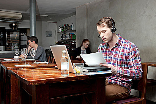 男青年,穿,耳机,笔记本电脑,咖啡
