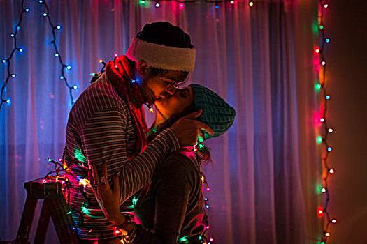 年轻,情侣,吻,彩灯,圣诞节
