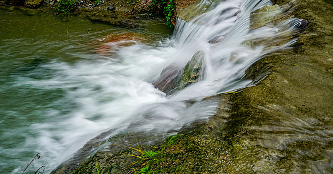 重庆酉阳,秋雨中山泉瀑布美乡村