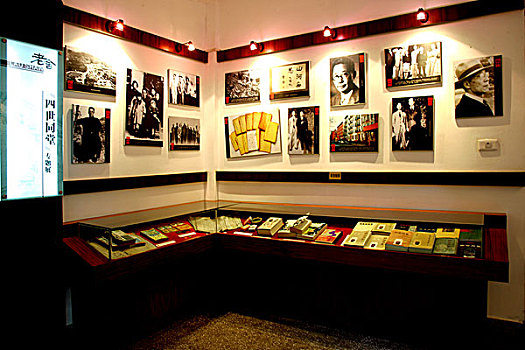 老舍重庆的旧居陈列馆内展示各种中外版本的老舍作品