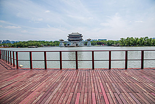 陕西省西安大唐芙蓉园芙蓉湖上远眺紫云楼