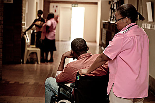 护士,推,非洲男子,在轮椅
