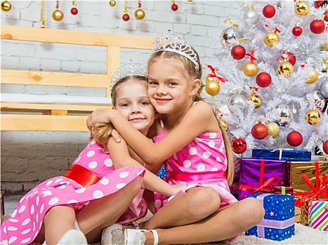 两个女孩,搂抱,圣诞树