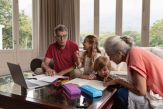 祖父母,帮助,孙辈,家庭作业,客厅
