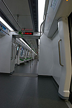 地铁车厢内部