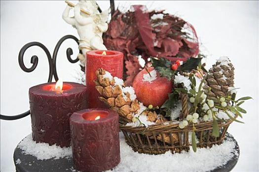 圣诞装饰,积雪,花园桌